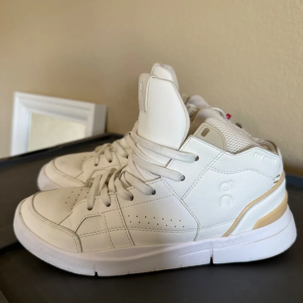 On Cloud The Roger Hi Sneakers Womens Size 9 White Sand Good High Top CloudTec